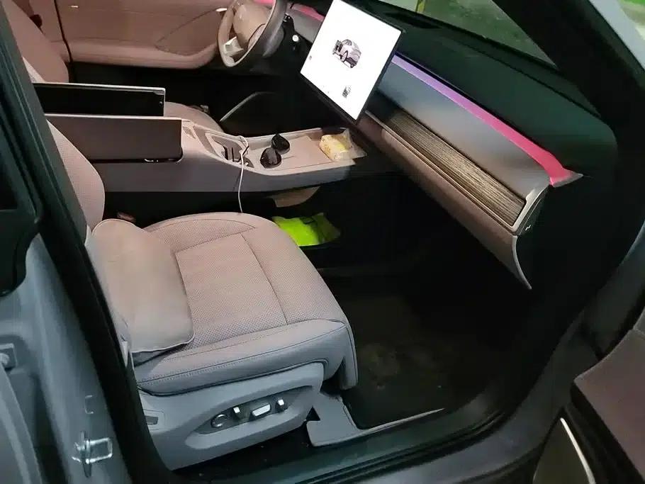 L60 2025 Model 60kWh Violet Limited Edition — миниатюра 8
