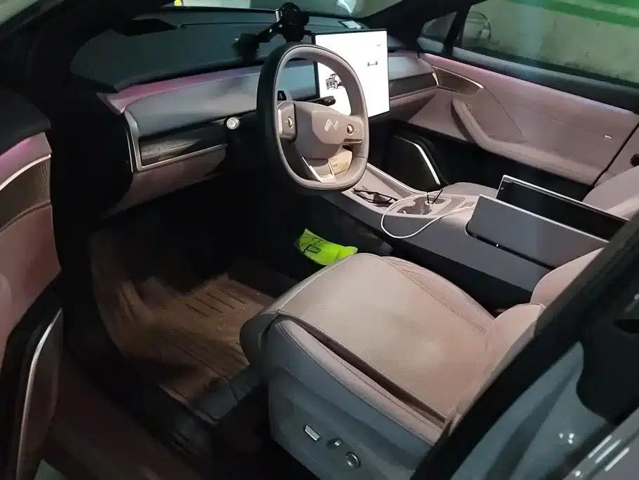 L60 2025 Model 60kWh Violet Limited Edition — миниатюра 9