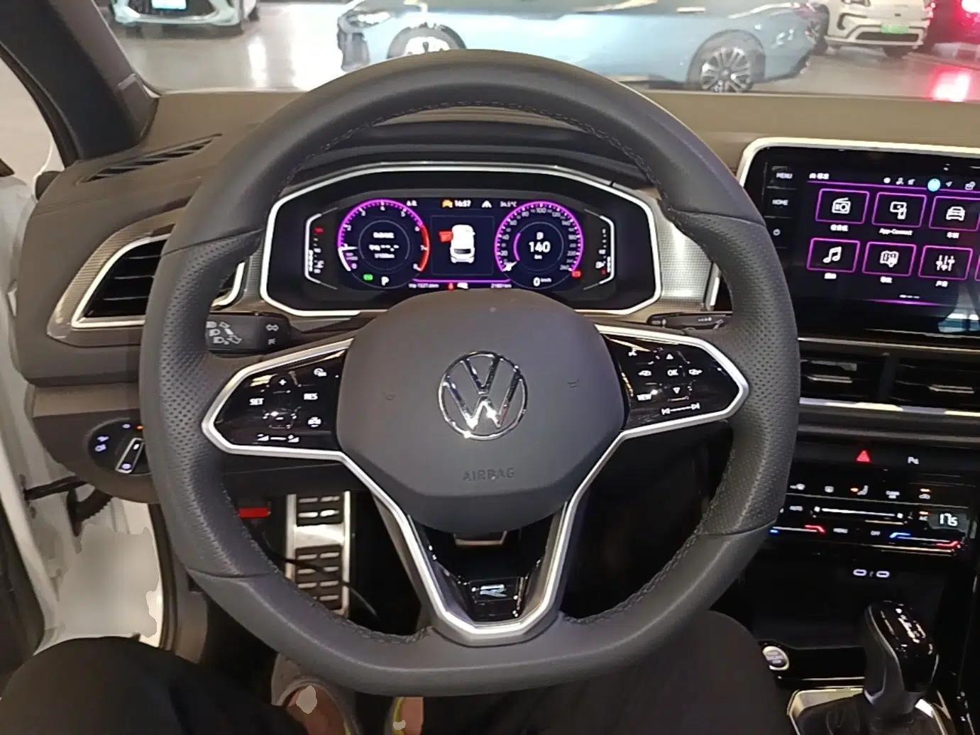 Volkswagen T-ROC 2024 300TSI DSG Two-Wheel-Drive Chen Guang Edition — миниатюра 13
