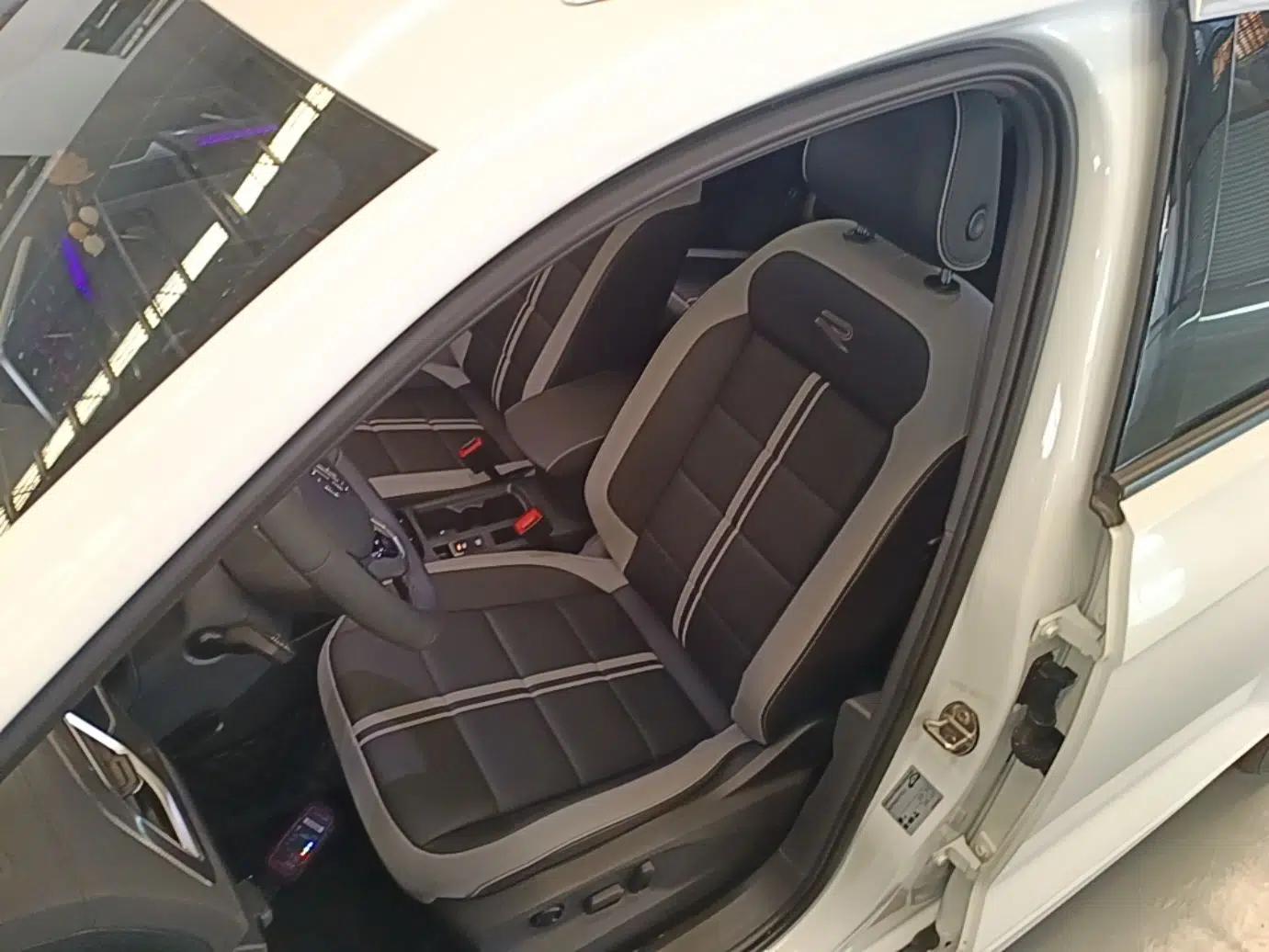 Volkswagen T-ROC 2024 300TSI DSG Two-Wheel-Drive Chen Guang Edition — миниатюра 17