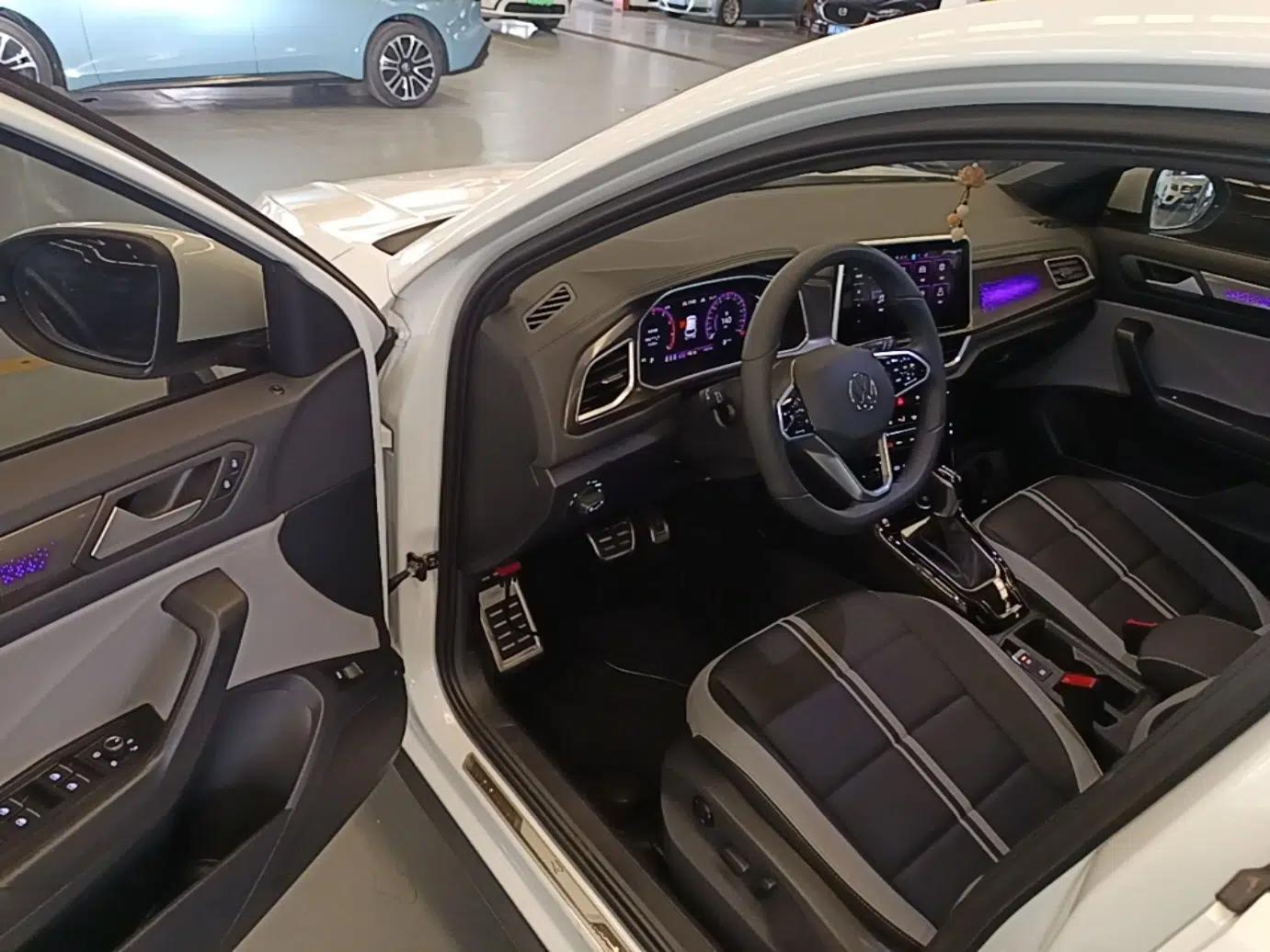 Volkswagen T-ROC 2024 300TSI DSG Two-Wheel-Drive Chen Guang Edition — миниатюра 18