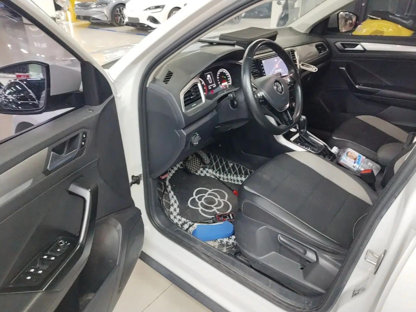 Volkswagen T-ROC 2020 280TSI DSG Two-Wheel-Drive Elite Version — миниатюра 18