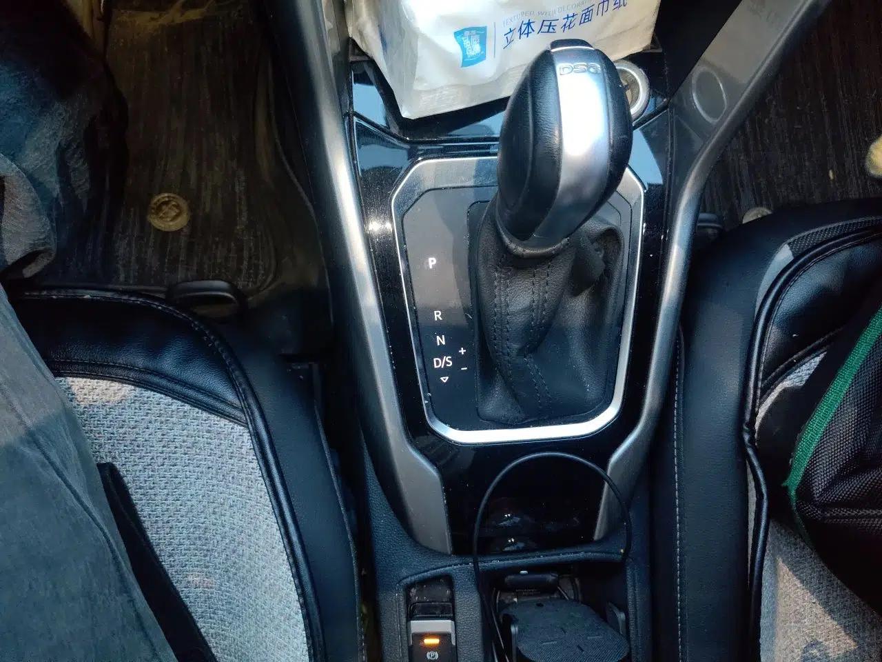 Volkswagen T-ROC 2019 230TSI DSG Two-Wheel-Drive Advanced Version China VI Standard — миниатюра 14