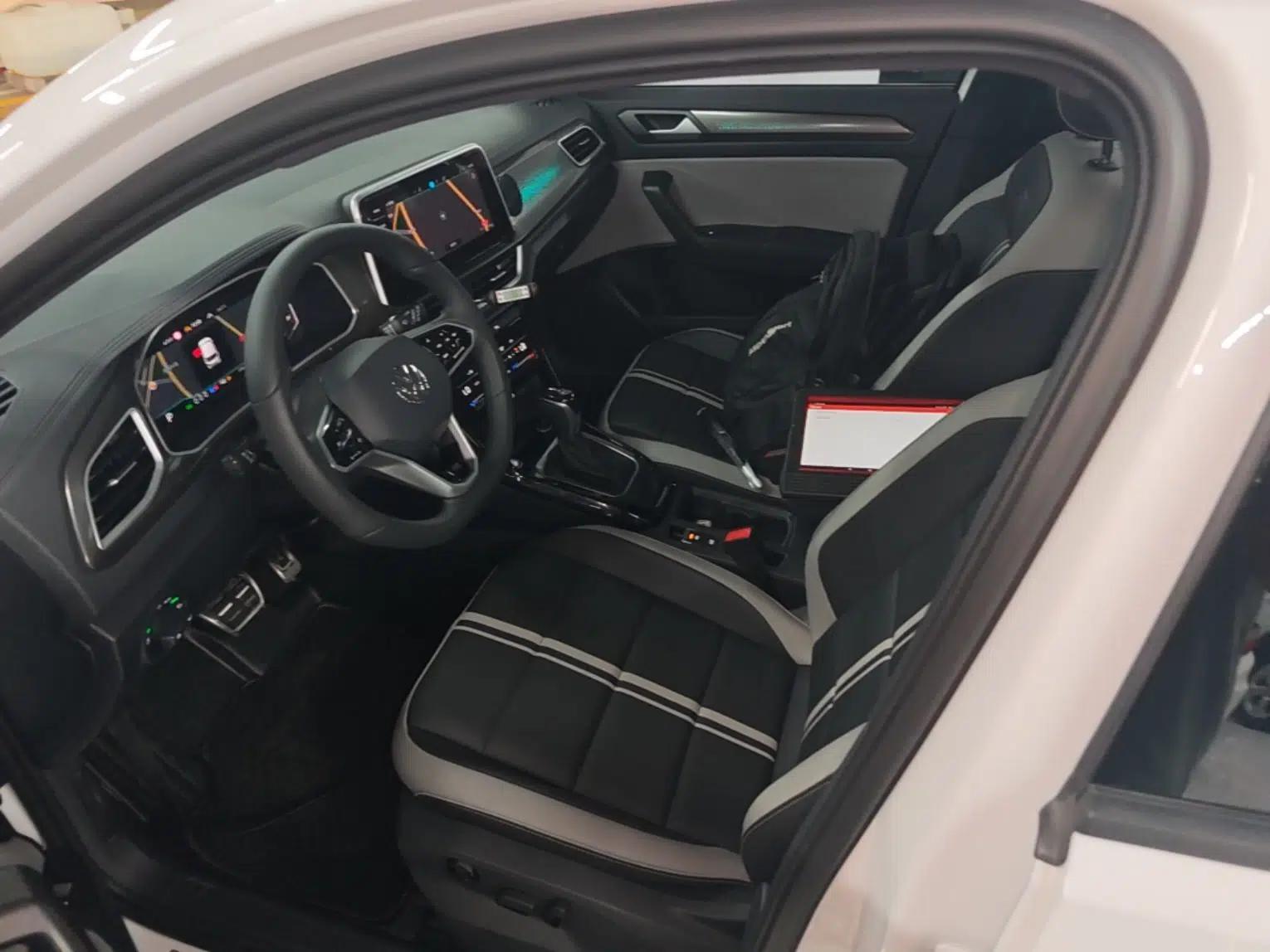 Volkswagen T-ROC 2024 300TSI DSG Two-Wheel-Drive Chen Guang Edition — миниатюра 17