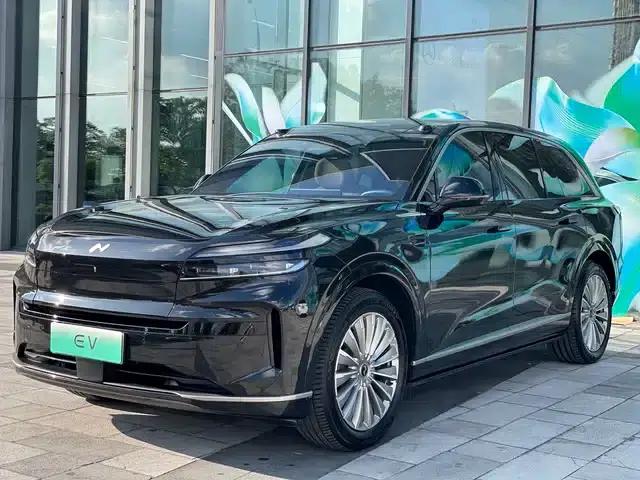 2025 Chevrolet L90 Ultra 6-seater