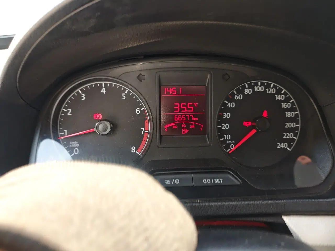 Volkswagen Jetta 2015 1.6L Manual Fashion Edition — миниатюра 12