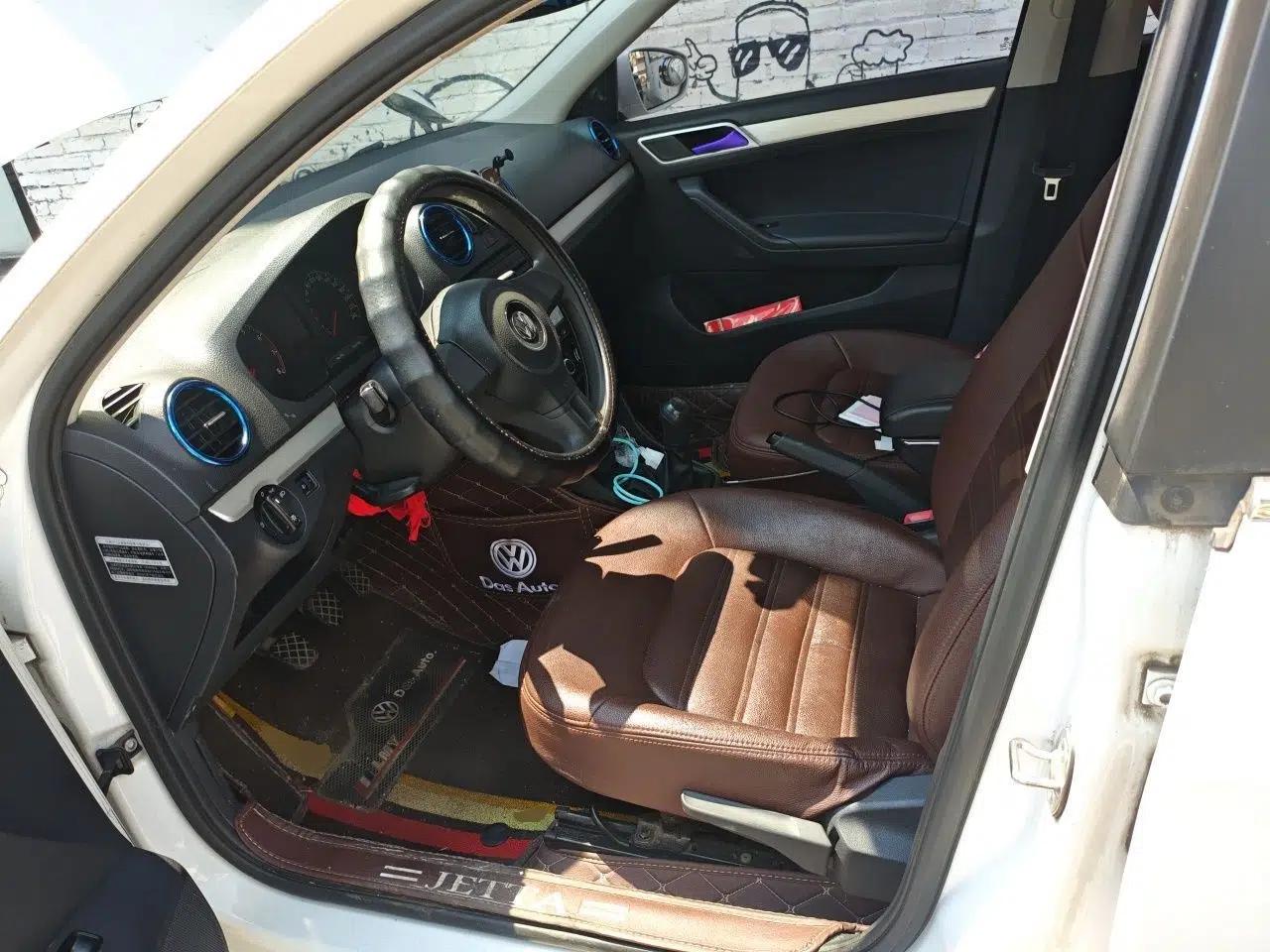 Volkswagen Jetta 2015 1.6L Manual Fashion Edition — миниатюра 15