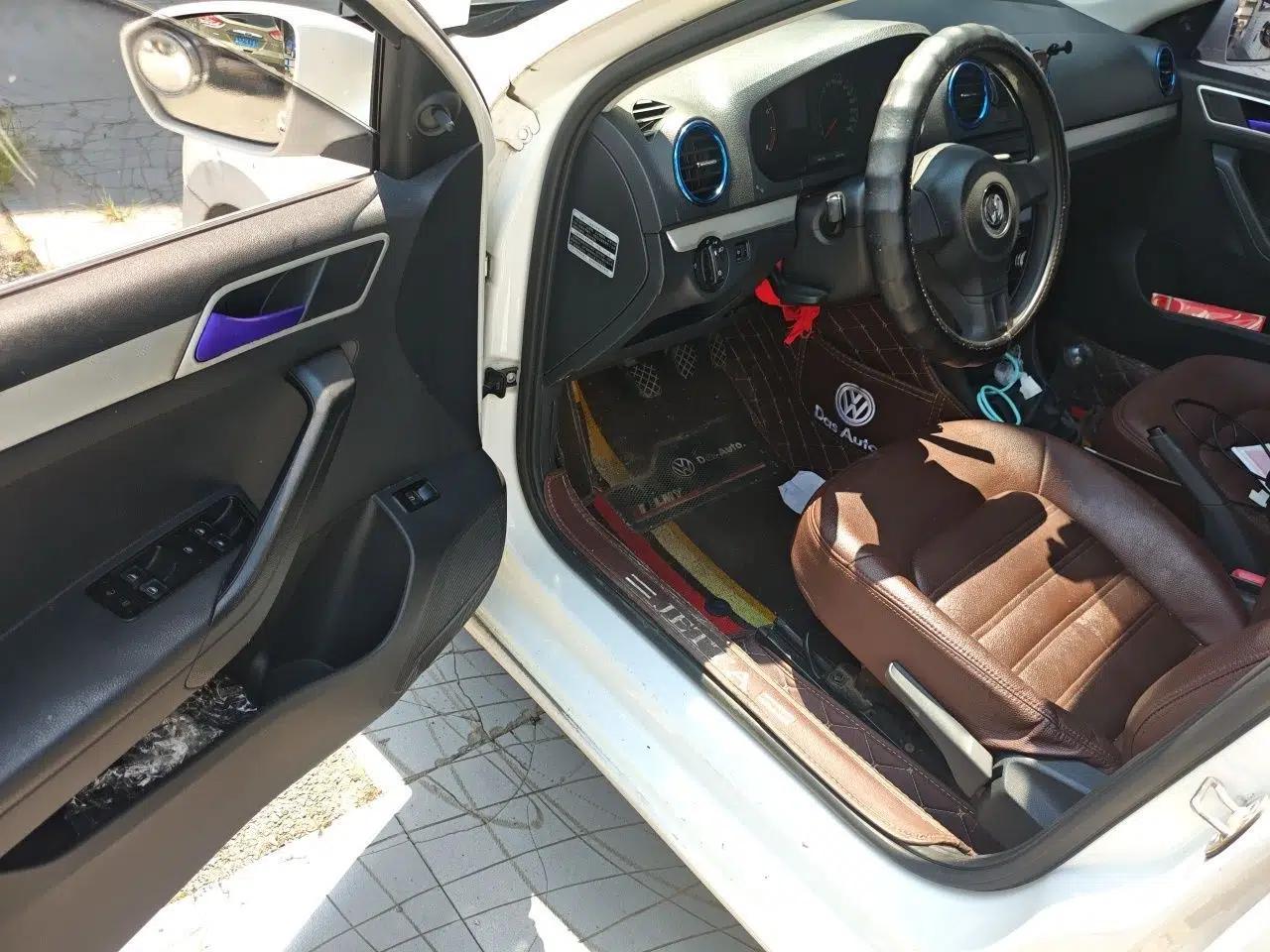 Volkswagen Jetta 2015 1.6L Manual Fashion Edition — миниатюра 16