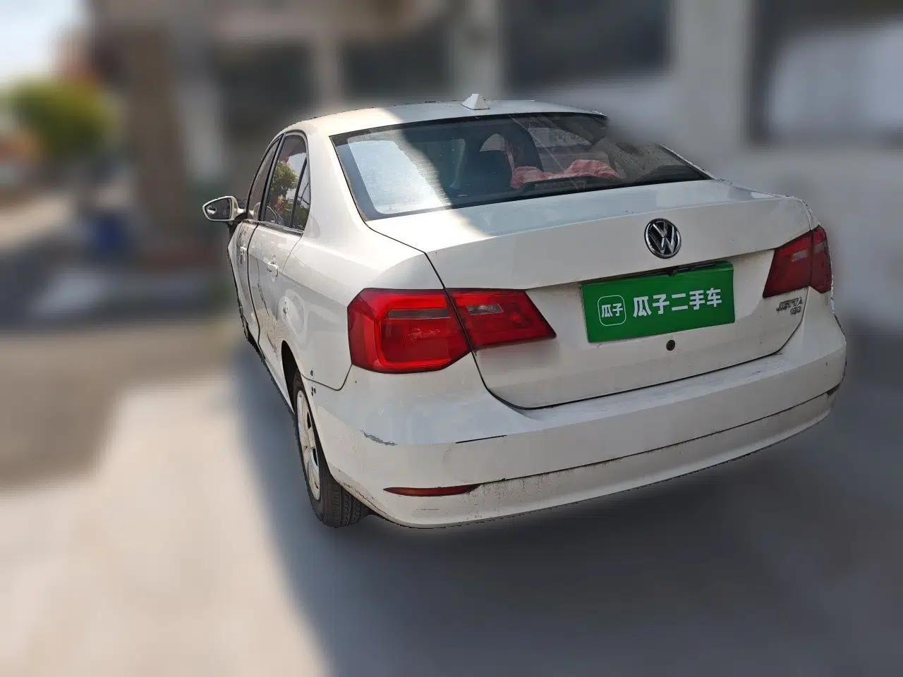 Volkswagen Jetta 2015 1.6L Manual Fashion Edition — миниатюра 4