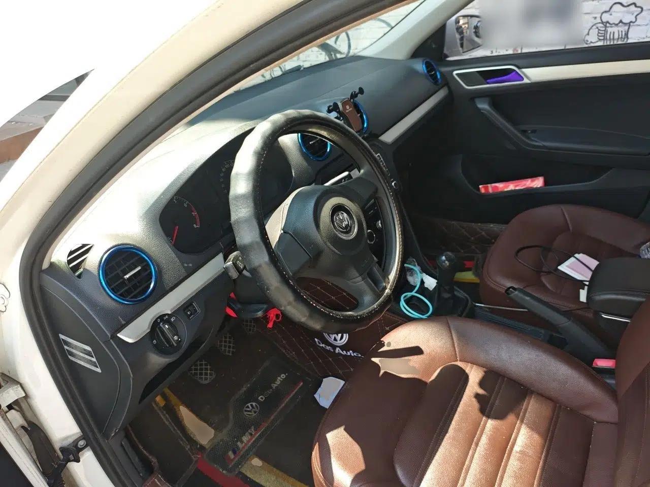 Volkswagen Jetta 2015 1.6L Manual Fashion Edition — миниатюра 10