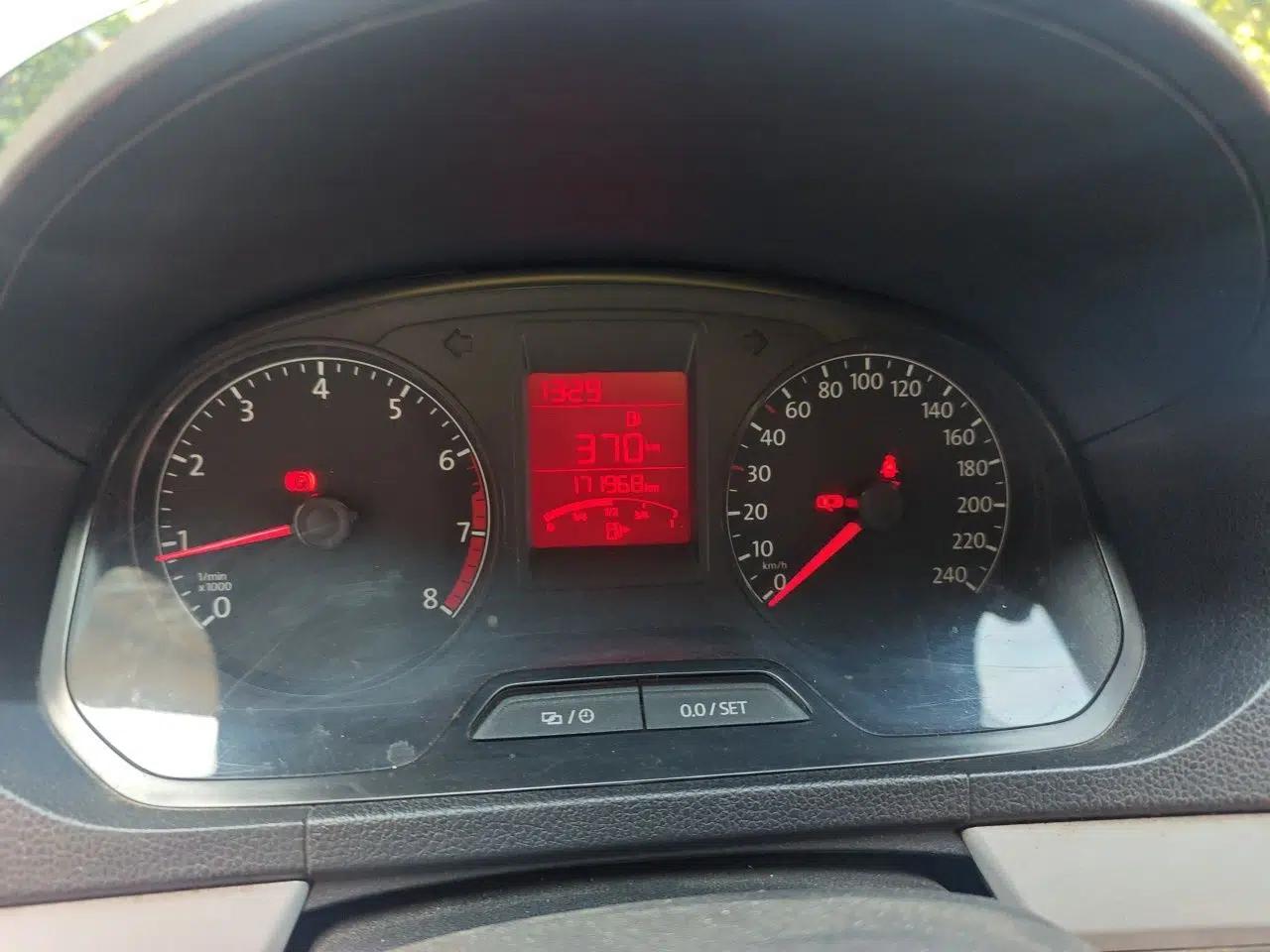 Volkswagen Jetta 2015 1.4L Manual Comfort Model — миниатюра 11