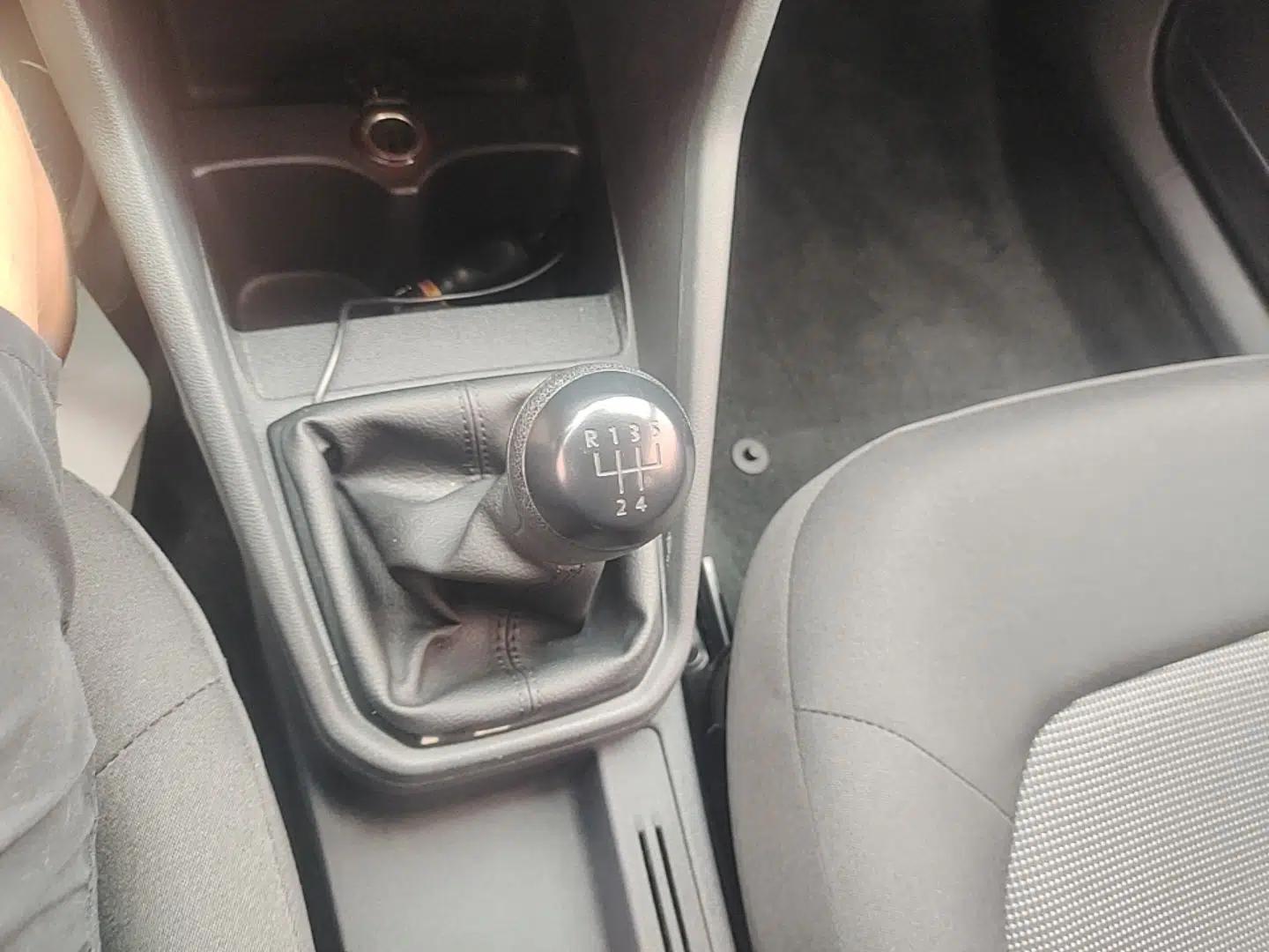 Volkswagen Jetta 2017 1.4L Manual Fashion Edition — миниатюра 16
