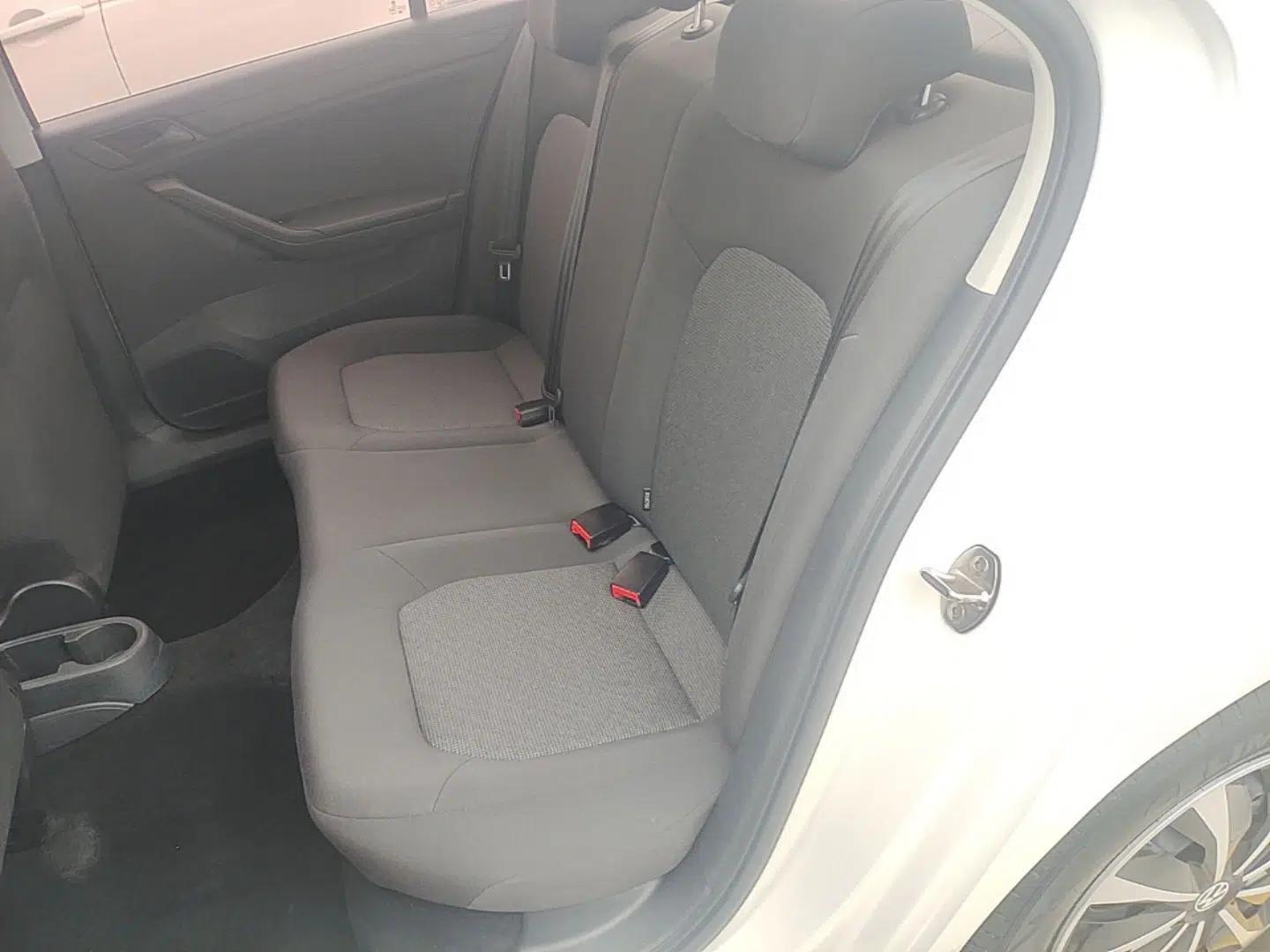 Volkswagen Jetta 2017 1.4L Manual Fashion Edition — миниатюра 20