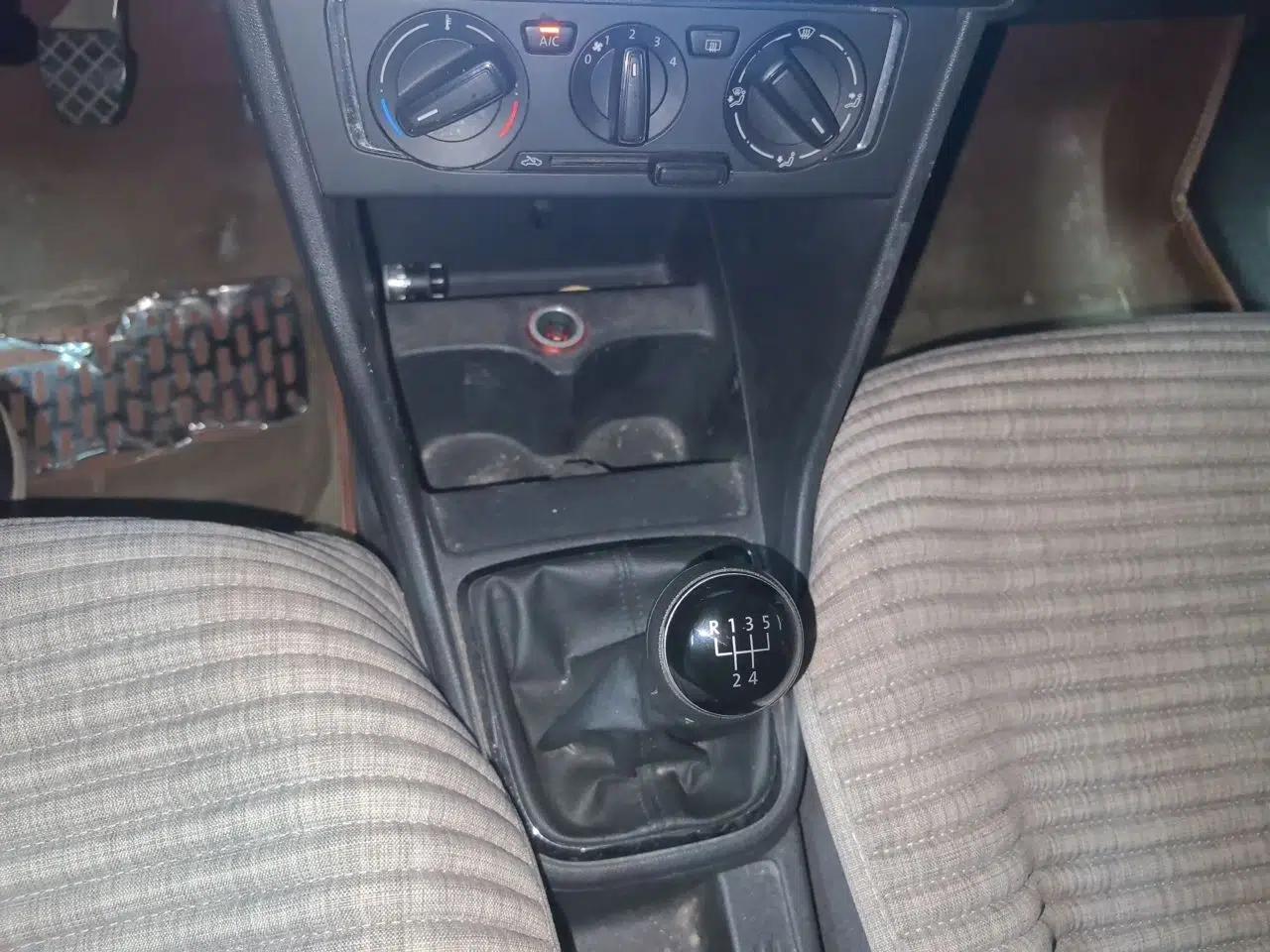 Volkswagen Jetta 2015 Zhihui Edition 1.4L Manual Comfort Model — миниатюра 14