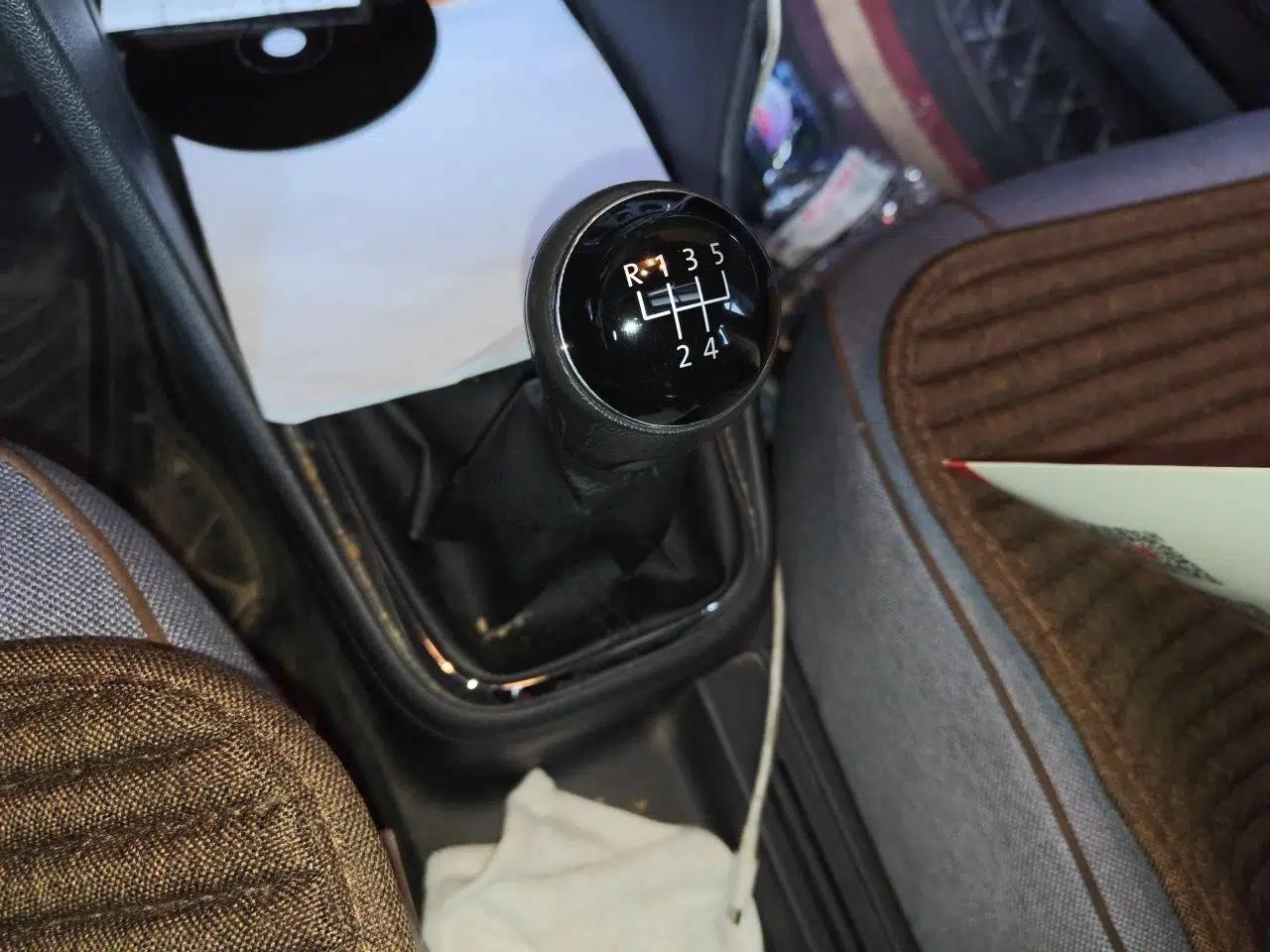 Volkswagen Jetta 2015 1.6L Manual Comfort Model — миниатюра 14
