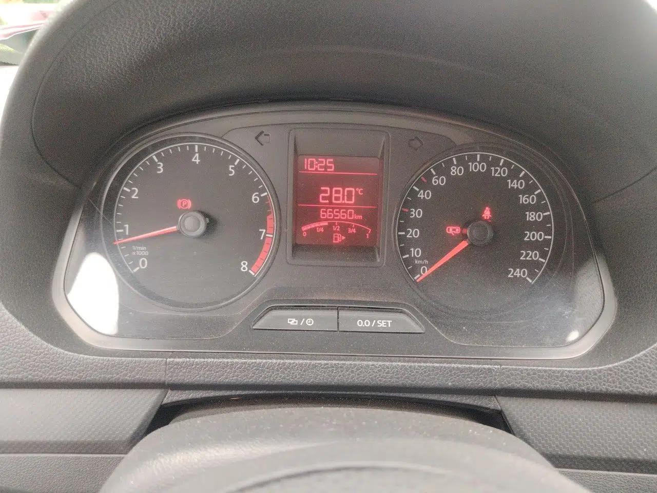 Volkswagen Jetta 2015 Value Edition 1.6L Manual Fashionable Style — миниатюра 12