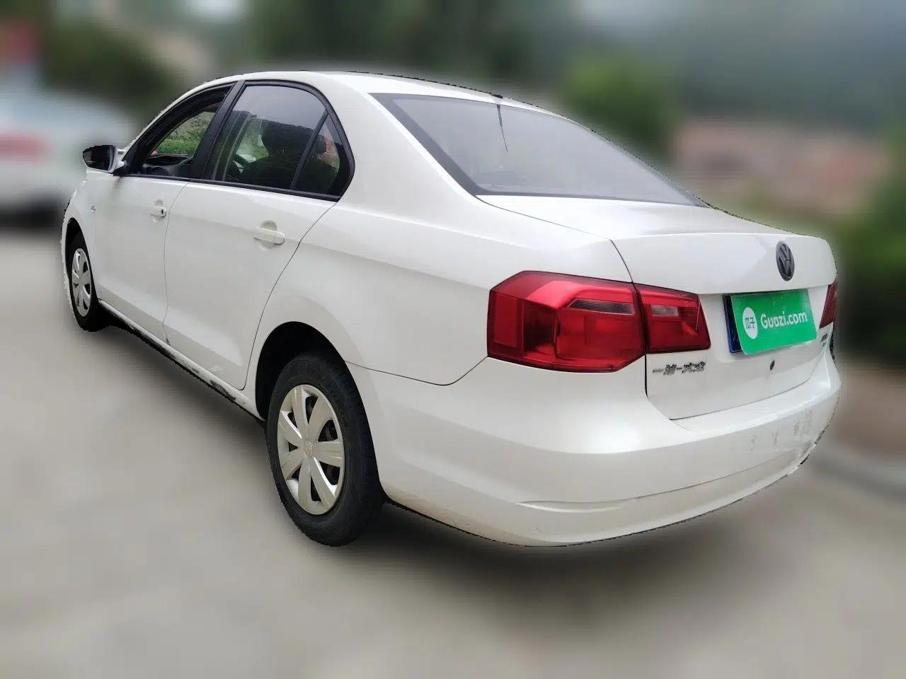 Volkswagen Jetta 2015 Value Edition 1.6L Manual Fashionable Style — миниатюра 4