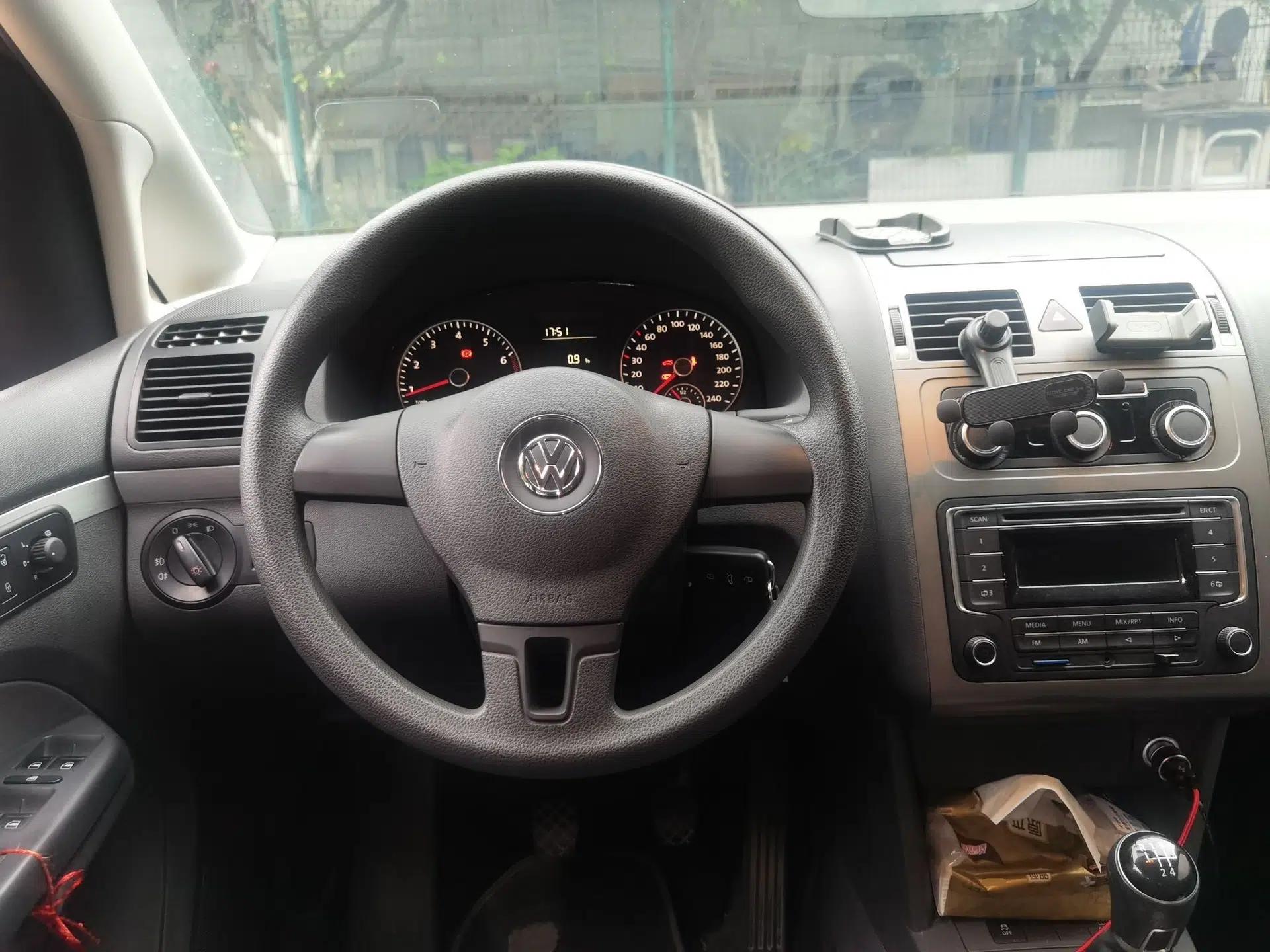 Volkswagen Touran 2013 1.4T Manual Fashion Edition 5 Seats — миниатюра 10