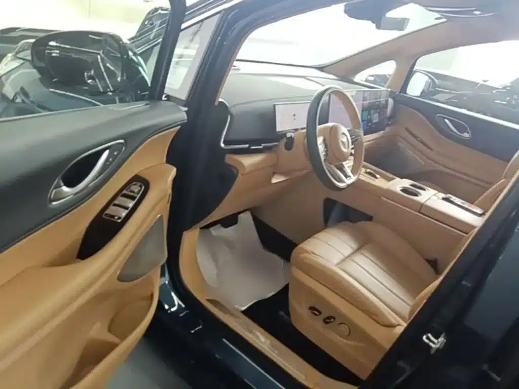 Voyah Dreamer 2025 PHEV AWD Flagship Kunpeng Edition — миниатюра 16