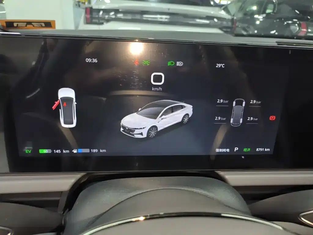 Voyah Chase Light 2024 PHEV AWD Extended Range Executive Edition — миниатюра 12