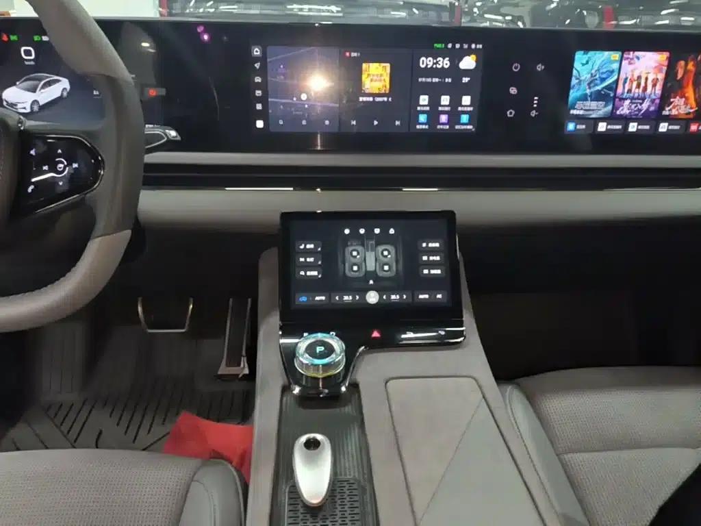 Voyah Chase Light 2024 PHEV AWD Extended Range Executive Edition — миниатюра 13