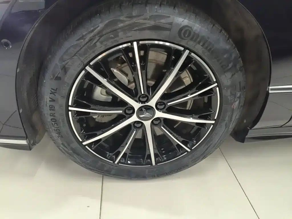 Voyah Chase Light 2024 PHEV AWD Extended Range Executive Edition — миниатюра 23