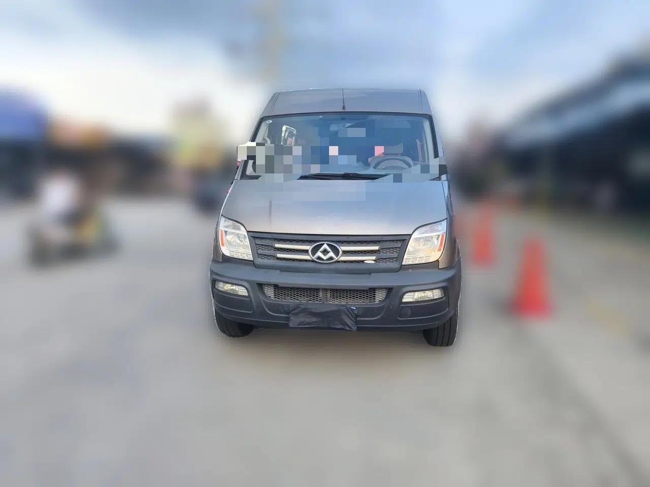 SAIC MAXUS Xintu V80 2017 2.5T AMT Aoyuntong National V Short Wheelbase Mid-Roof 5/6/10-Seater — миниатюра 2