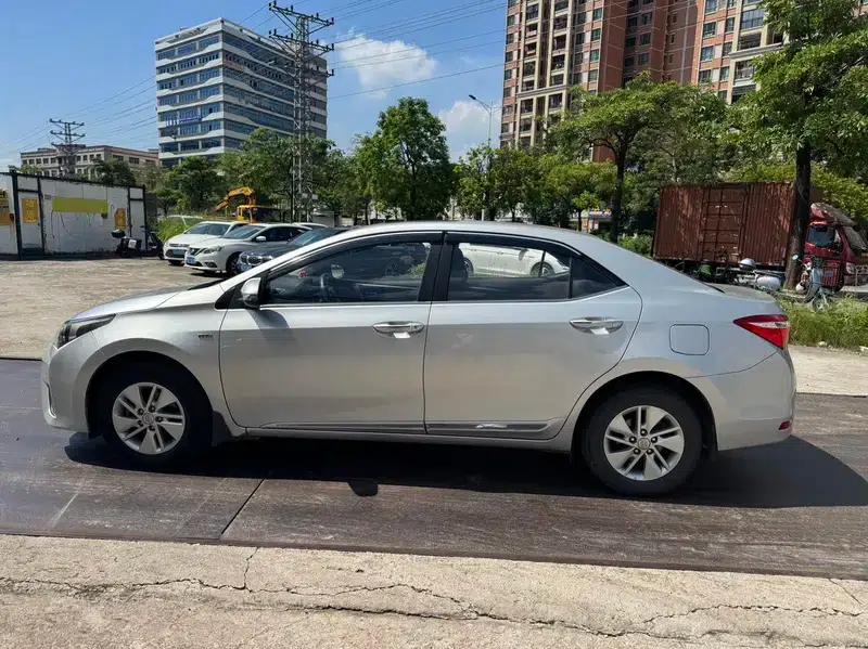 2014 Corolla 1.6L CVT GL-i — миниатюра 4