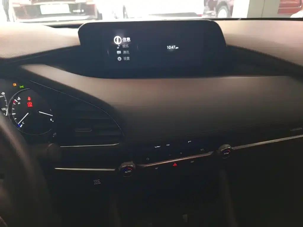 Mazda3 Axela 2022 2.0L Automatic Premium Edition — миниатюра 13