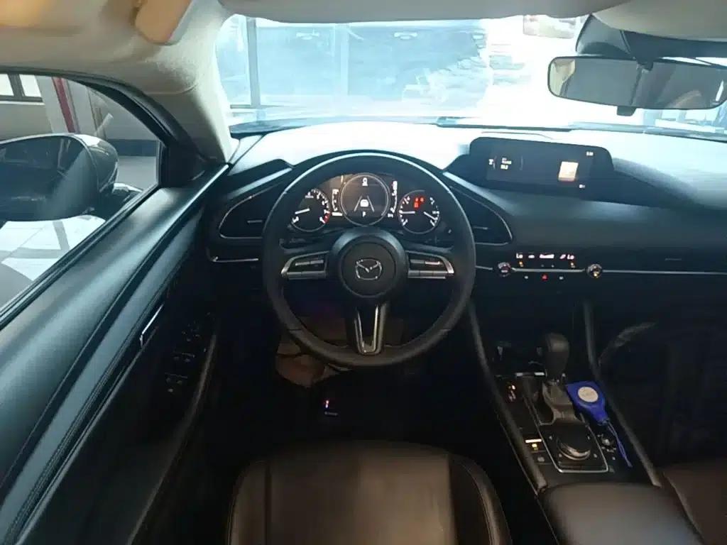 Mazda3 Axela 2020 2.0L Automatic Premium Edition — миниатюра 11