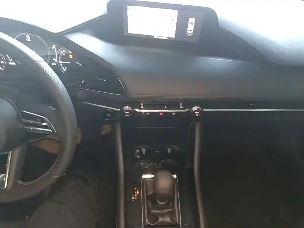 Mazda3 Axela 2020 2.0L Automatic Premium Edition — миниатюра 14
