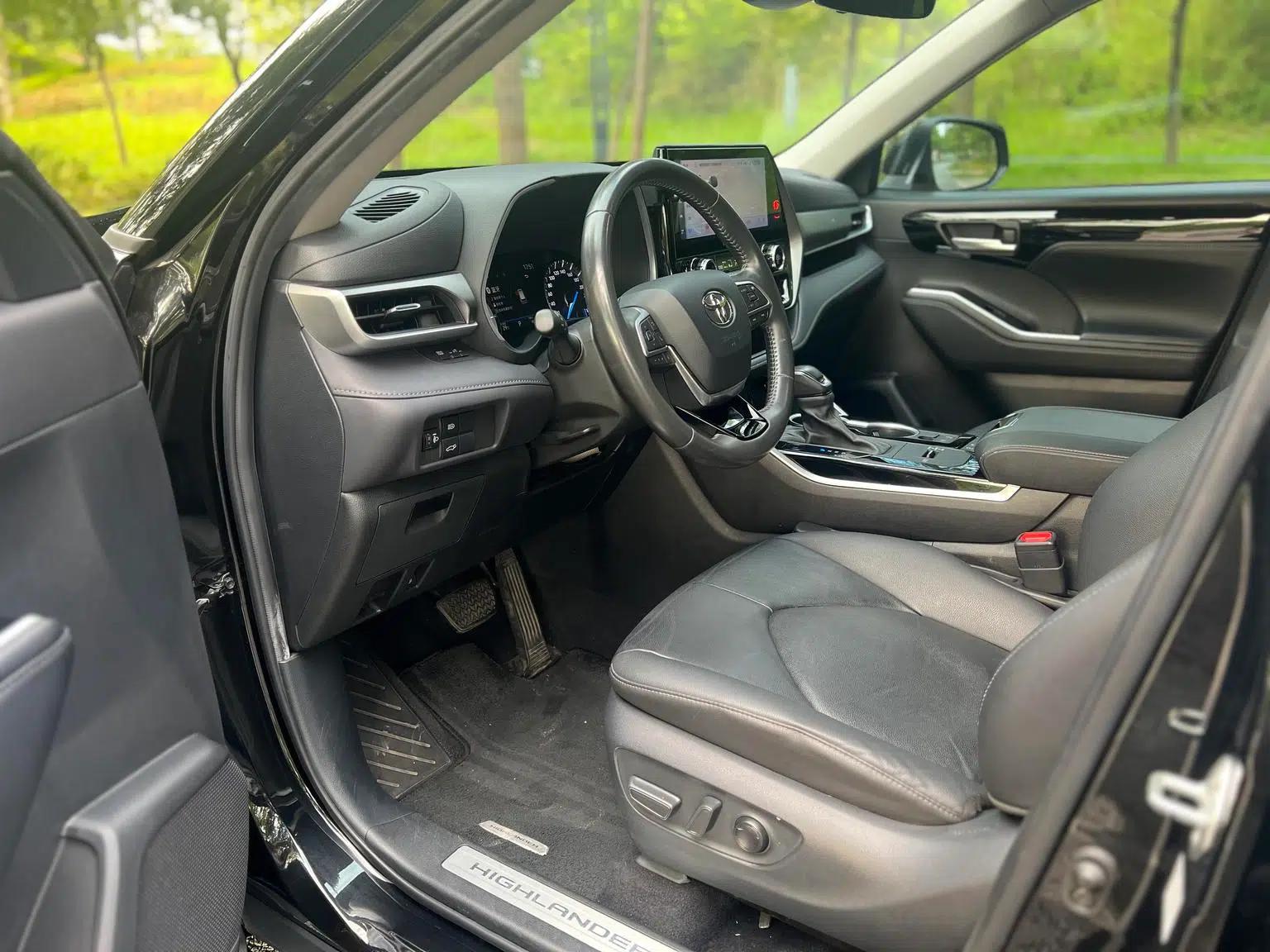 2022 Toyota Highlander Hybrid 2.5L 2WD Premium Edition 7-Seater — миниатюра 4