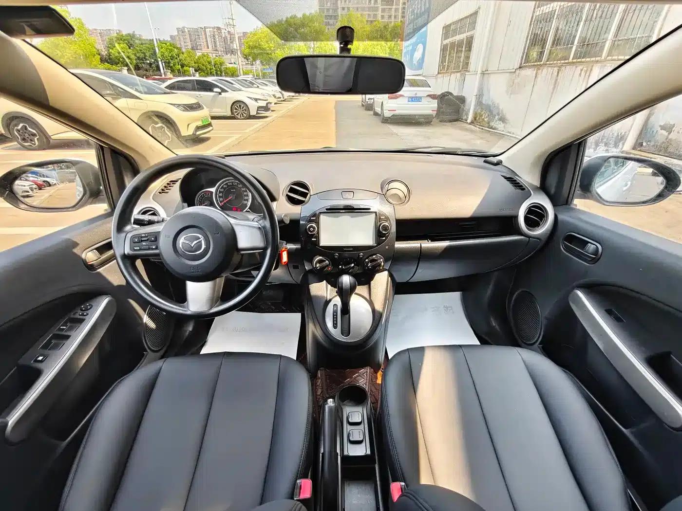 Mazda2 2012 Sedan Dynamic 1.5L Automatic Fashion Edition — миниатюра 9
