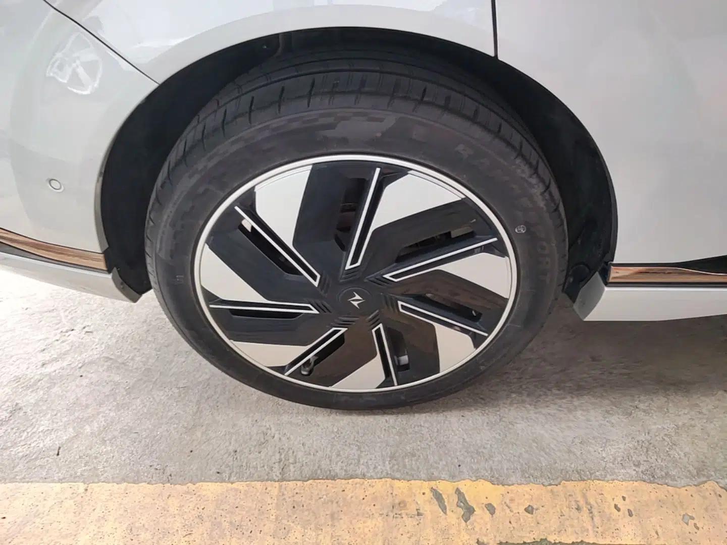 Dongfeng eπ eπ008 2025 210 Ultra Range-Extended Version 5 Seats — миниатюра 11