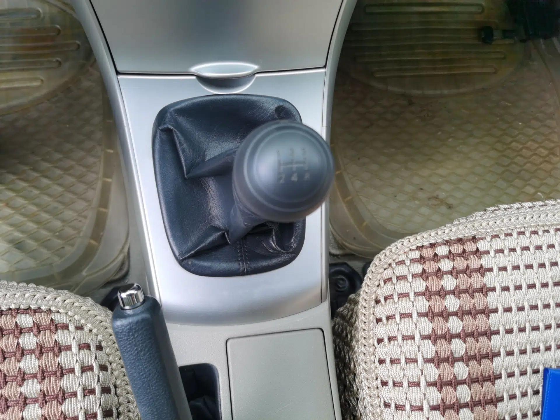Toyota Corolla 2011 1.6L Manual GL — миниатюра 14