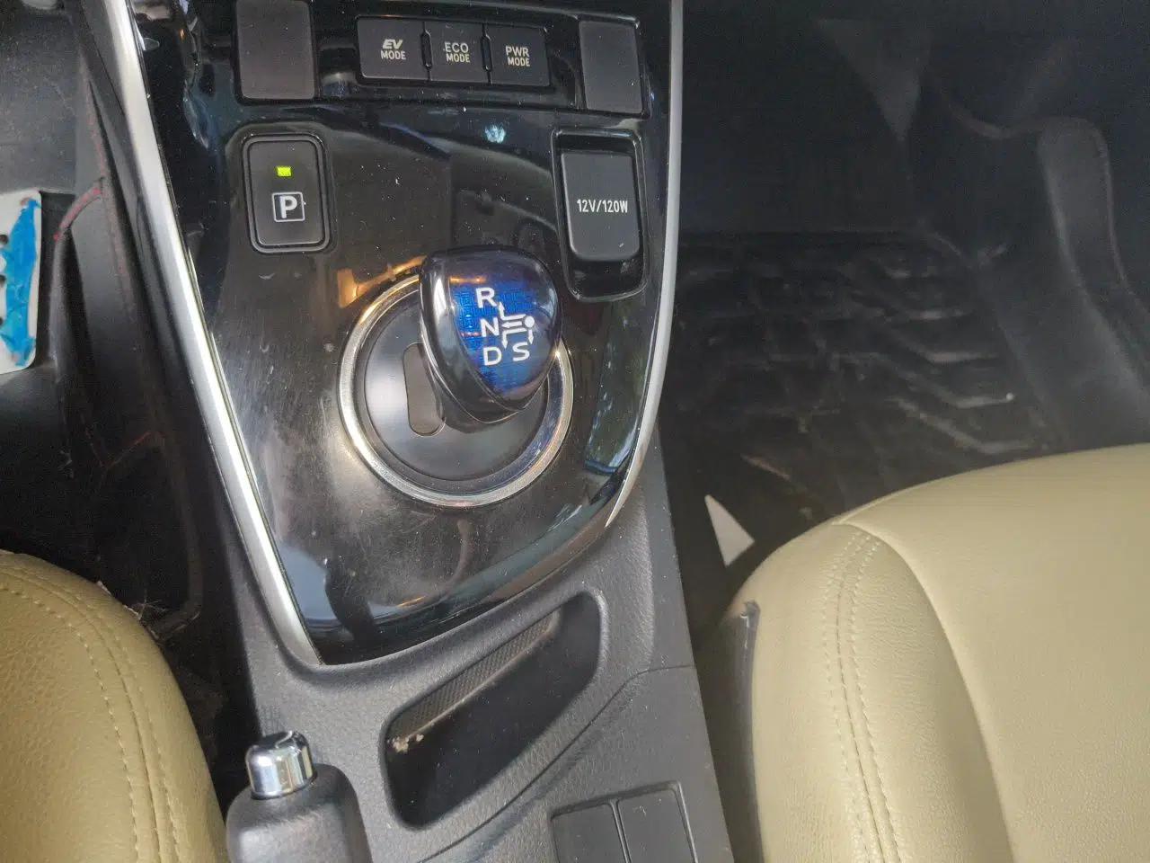 Toyota Corolla 2017 Revised Dual-Engine 1.8L E-CVT Leading Edition — миниатюра 14