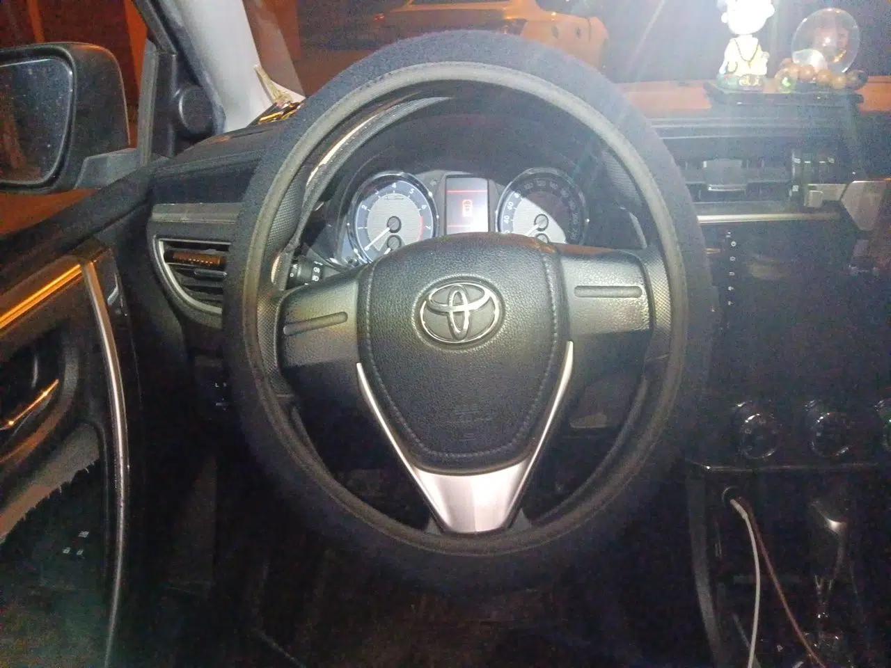 Toyota Corolla 2014 1.6L CVT GL-i — миниатюра 10