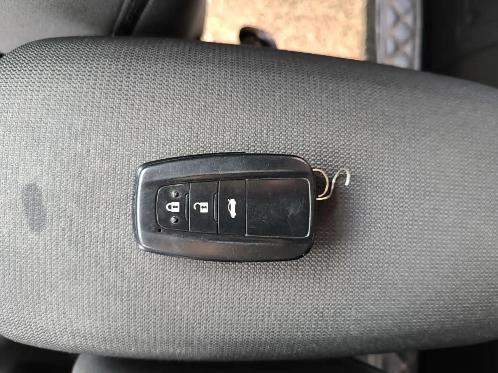 Toyota Corolla 2021 Dual-Engine 1.8L E-CVT Pioneer Edition — миниатюра 17