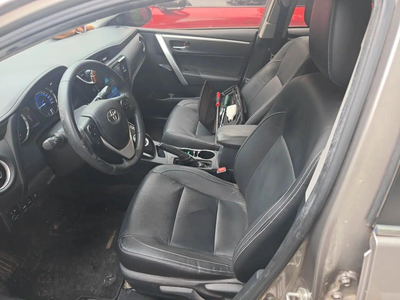Toyota Corolla 2017 Revised Dual-Engine 1.8L E-CVT Elite Edition — миниатюра 15