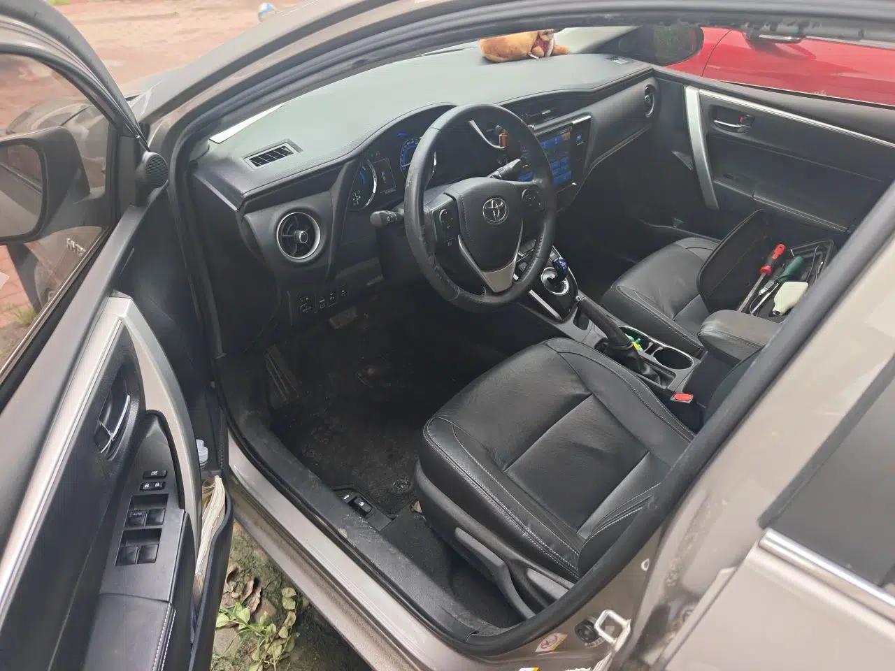 Toyota Corolla 2017 Revised Dual-Engine 1.8L E-CVT Elite Edition — миниатюра 16