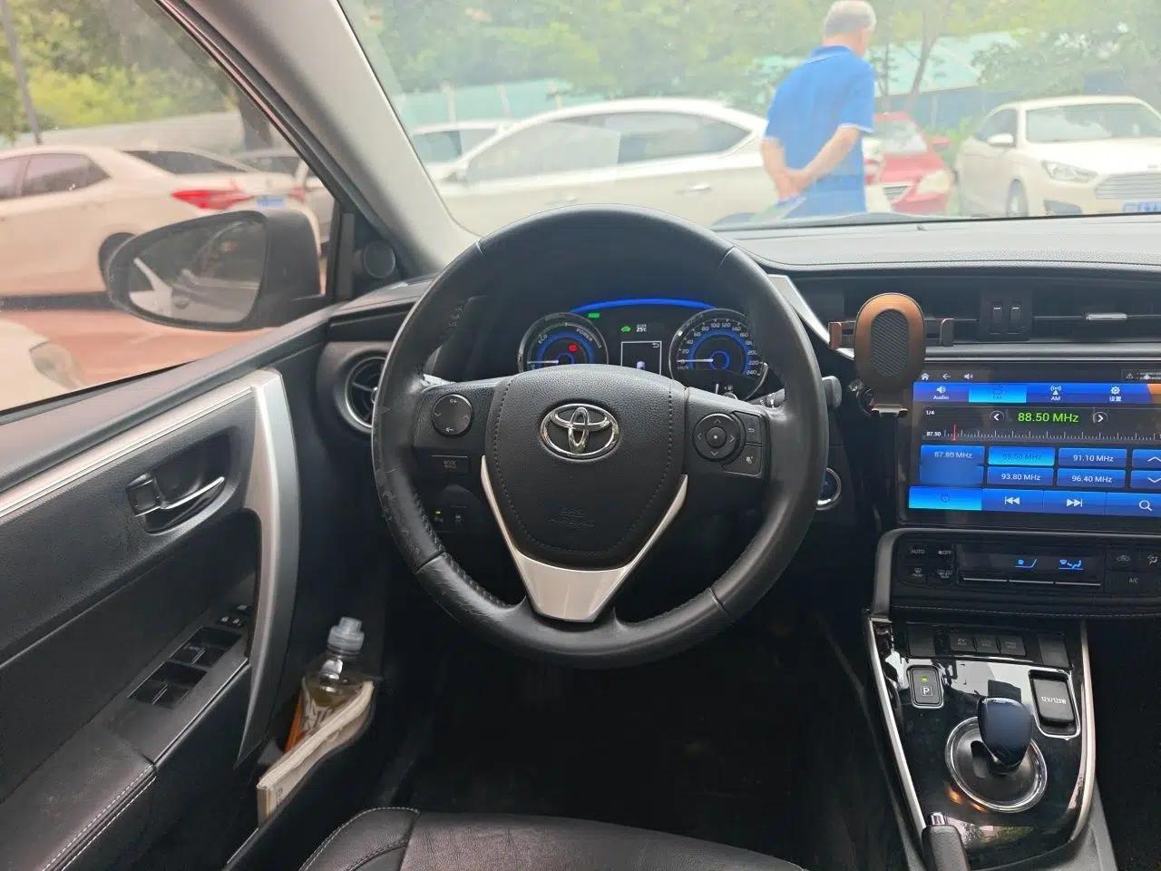 Toyota Corolla 2017 Revised Dual-Engine 1.8L E-CVT Elite Edition — миниатюра 10
