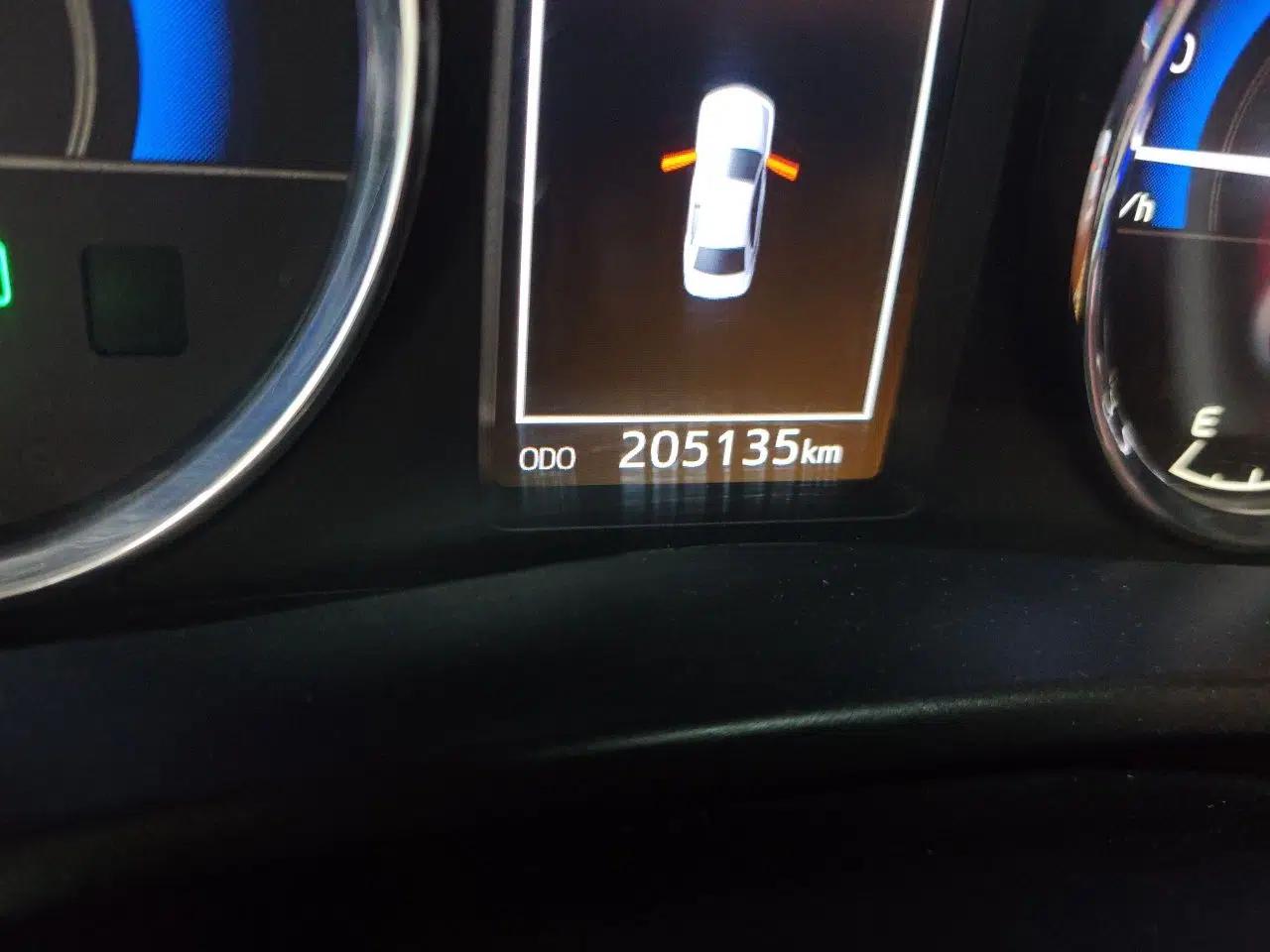 Toyota Corolla 2017 Revised Dual-Engine 1.8L E-CVT Leading Edition — миниатюра 12
