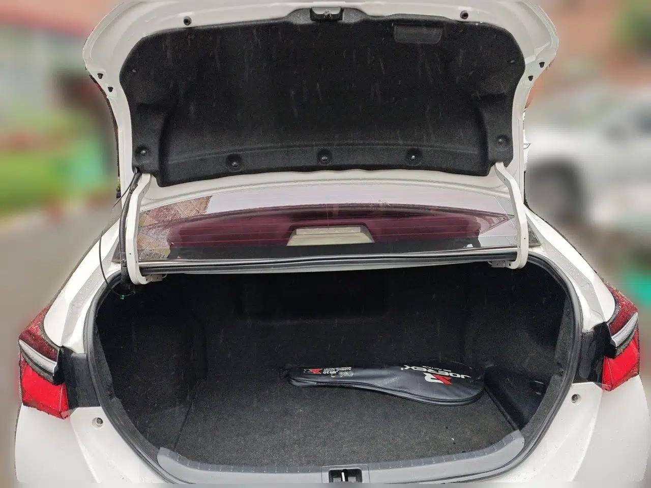 Toyota Corolla 2017 Revised Dual-Engine 1.8L E-CVT Leading Edition — миниатюра 19