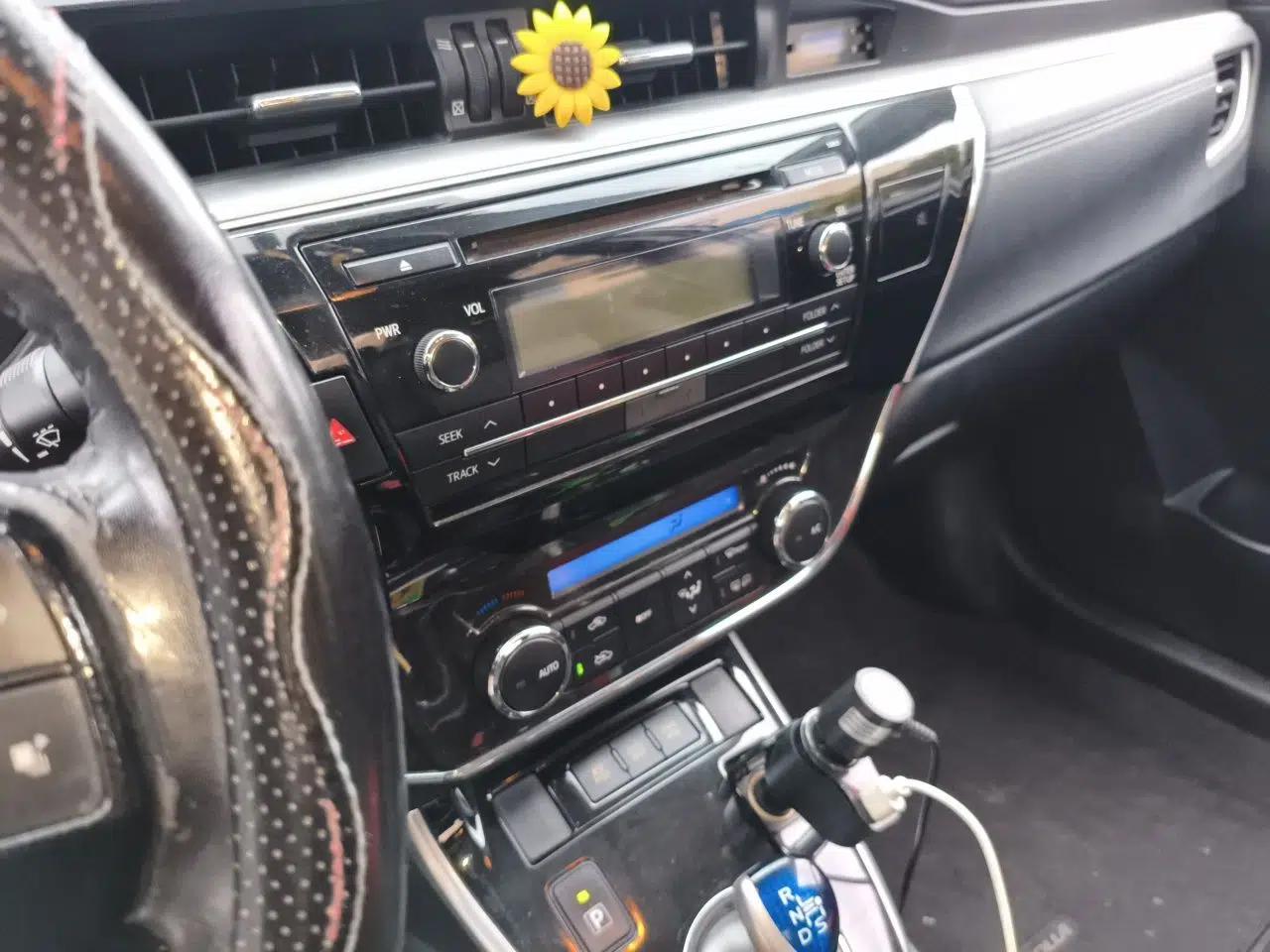 Toyota Corolla 2016 Dual-Engine 1.8L E-CVT Elite Edition — миниатюра 13