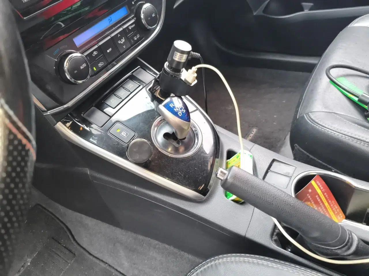 Toyota Corolla 2016 Dual-Engine 1.8L E-CVT Elite Edition — миниатюра 14