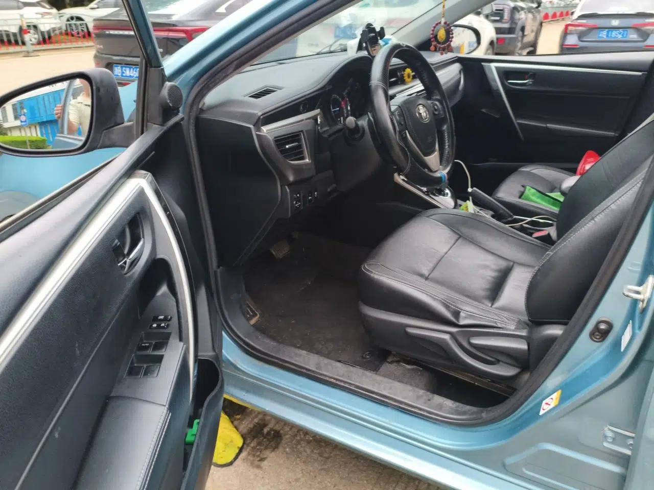 Toyota Corolla 2016 Dual-Engine 1.8L E-CVT Elite Edition — миниатюра 16