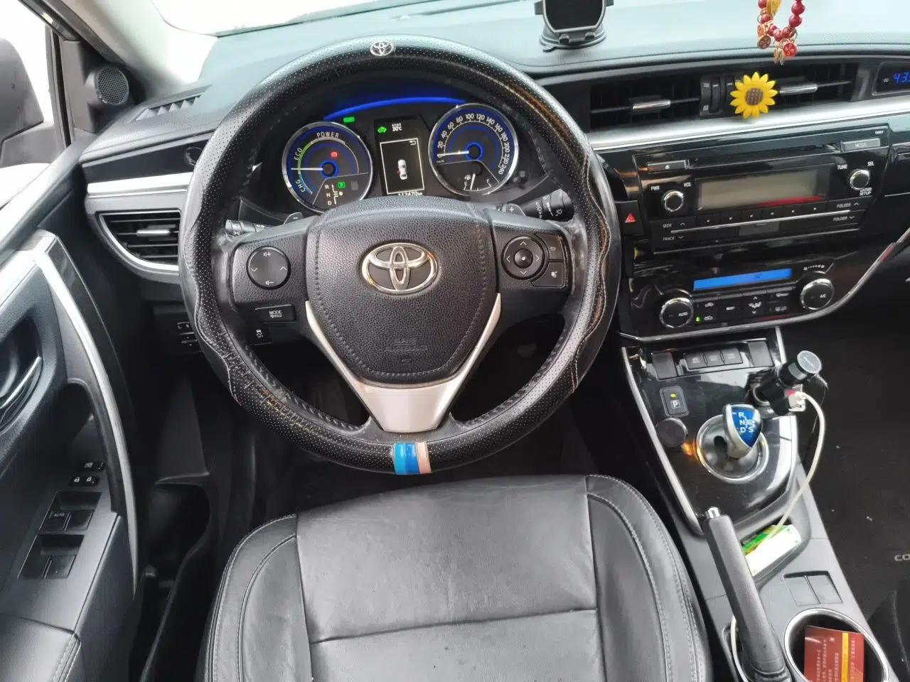 Toyota Corolla 2016 Dual-Engine 1.8L E-CVT Elite Edition — миниатюра 10