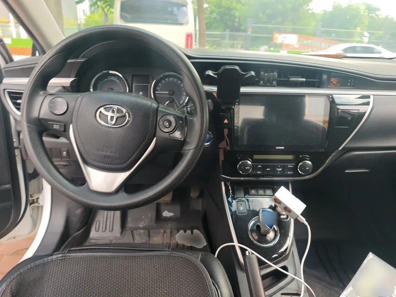 Toyota Corolla 2016 Dual-Engine 1.8L E-CVT Pioneer Edition — миниатюра 9