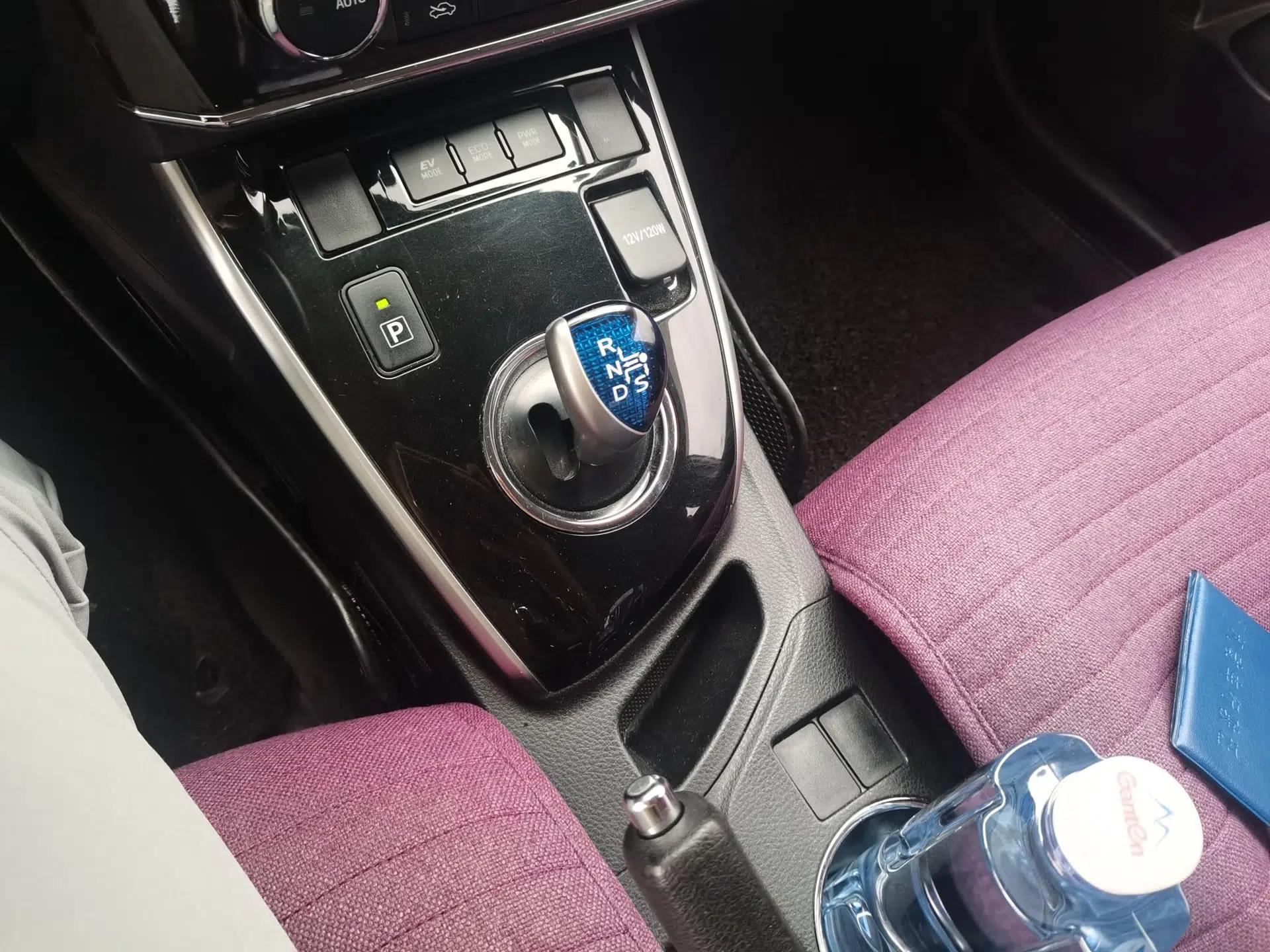 Toyota Corolla 2016 Dual-Engine 1.8L E-CVT Elite Edition — миниатюра 14