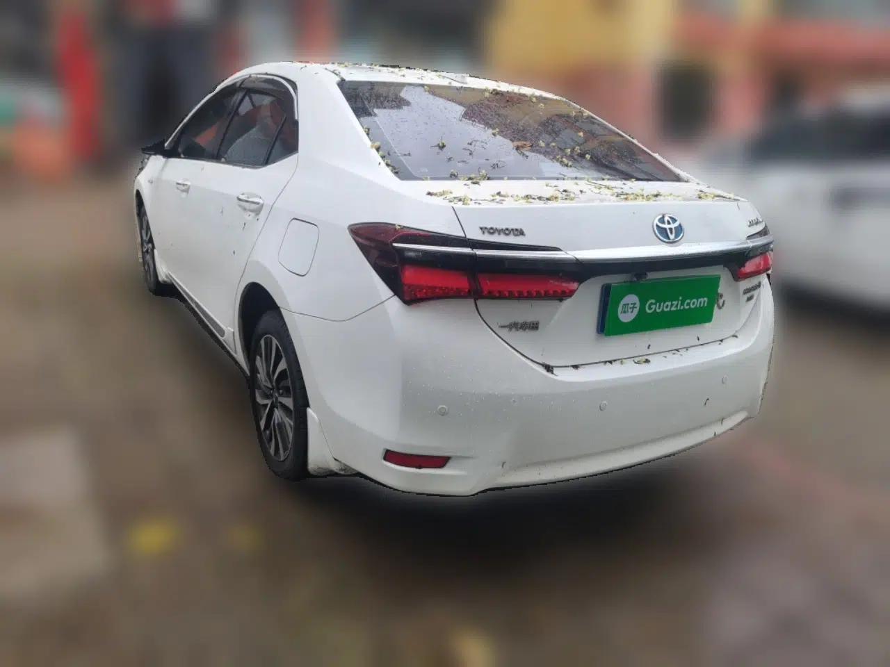 Toyota Corolla 2016 Dual-Engine 1.8L E-CVT Elite Edition — миниатюра 4